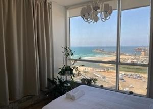 נגיעה מול הים
